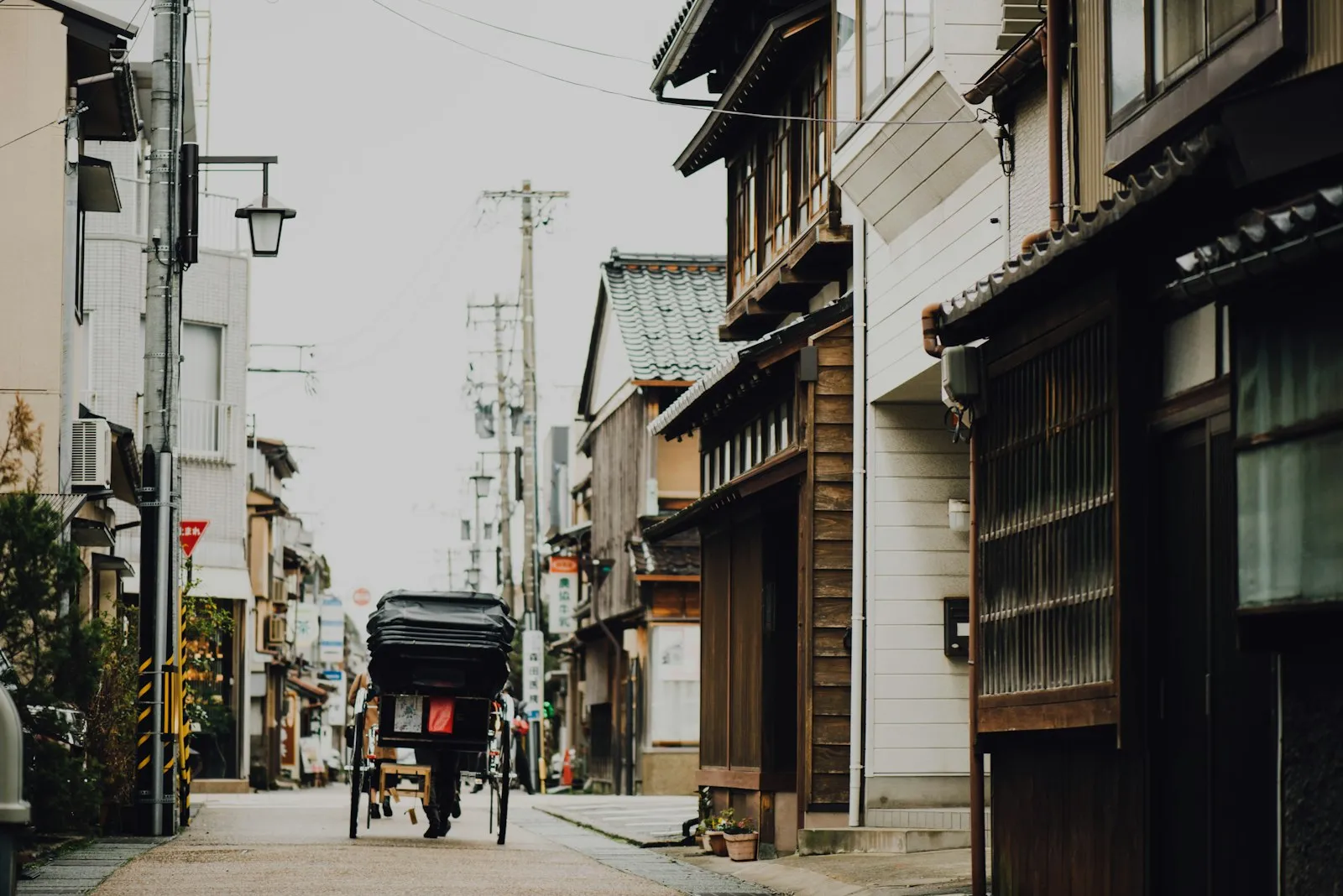 人力車が走る古い街並み